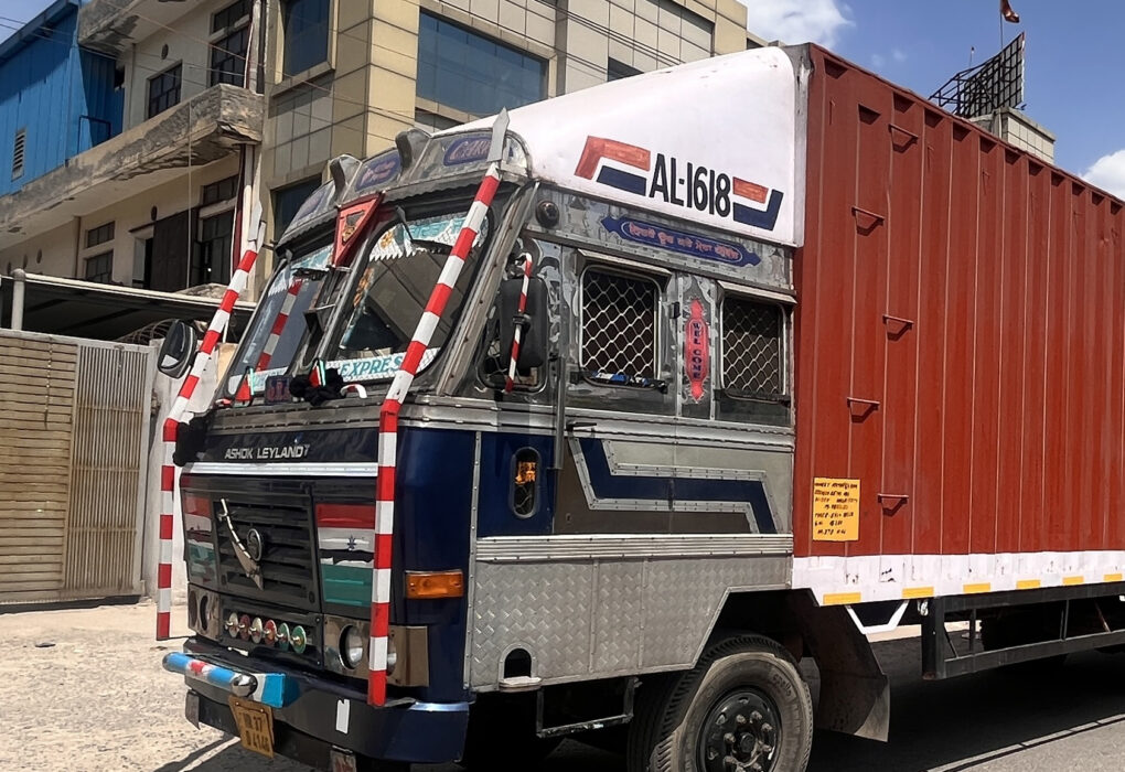 32 feet close body truck for rent in new delhi