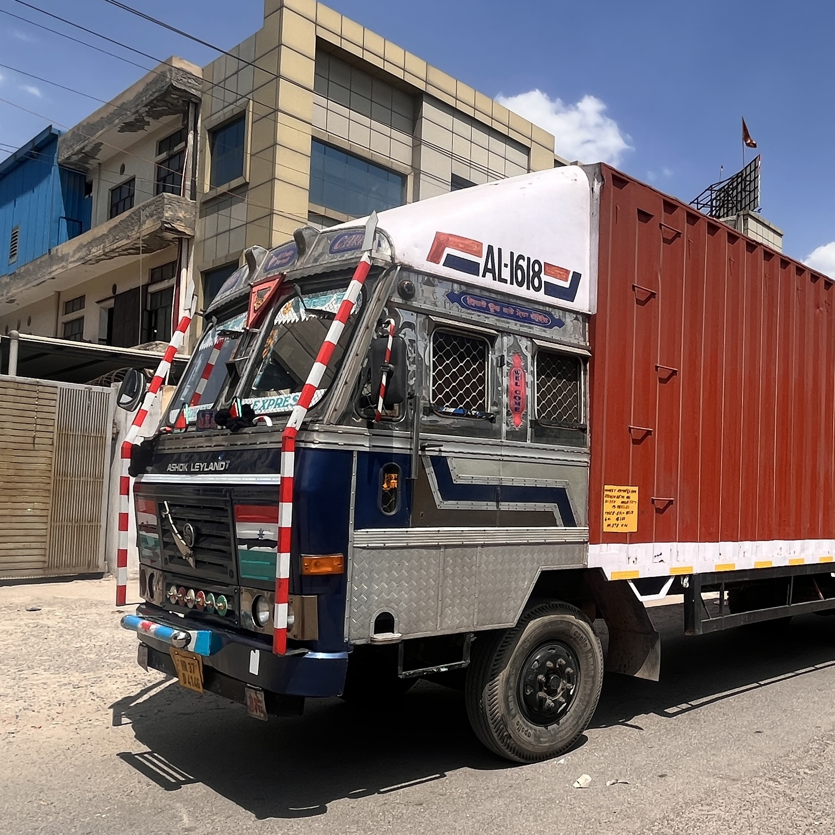 32 feet close body truck for rent in new delhi